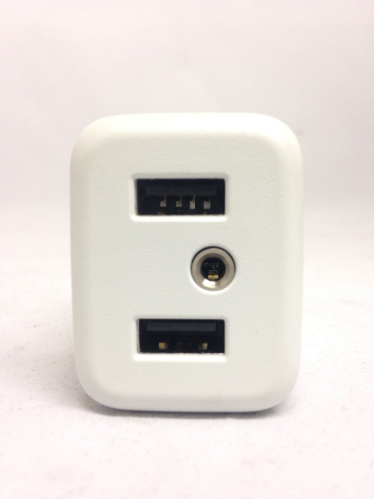 GM 2015+ center console dual USB & Aux port module white NEW